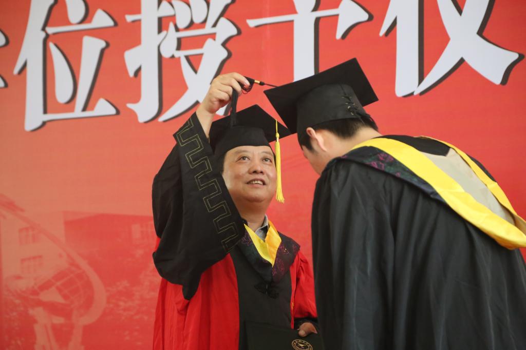 杨勇为毕业生扶正流苏