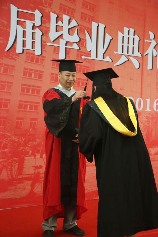 刘雨棣为毕业生扶正流苏